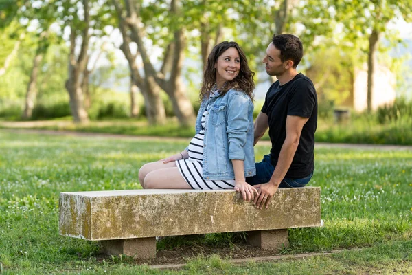 Těhotná Žena Svým Partnerem Sedí Parku Lavice Dívá Sebe — Stock fotografie