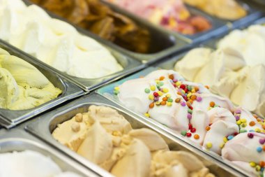 Farklı aromalı bir sürü tepsisi olan dondurma dolabını kapat.