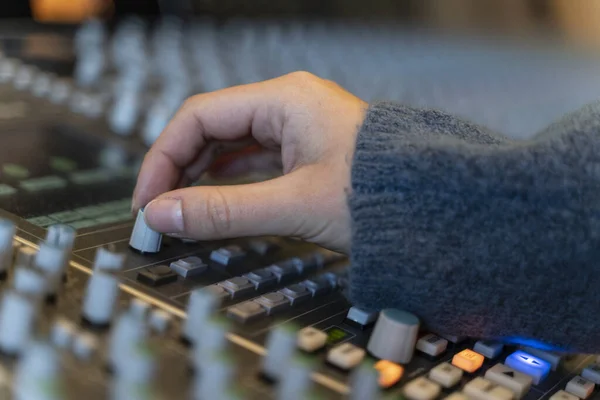 Bir müzik stüdyosunun kontrol panelindeki makro çekimin ayrıntıları.