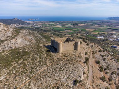 Torroella de Montgri, İspanya, 17 Mart 2024. Castell del Montgri de Girona insansız hava aracı görüntüsü
