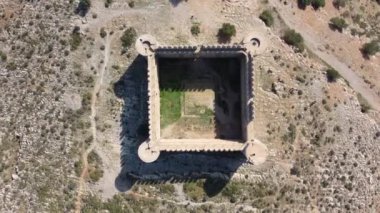 Torroella de Montgri, İspanya, 17 Mart 2024. Castell del Montgri de Girona insansız hava aracı görüntüsü