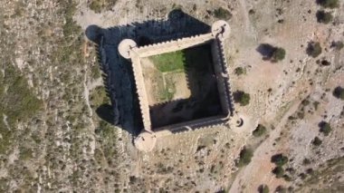 Torroella de Montgri, İspanya, 17 Mart 2024. Castell del Montgri de Girona insansız hava aracı görüntüsü