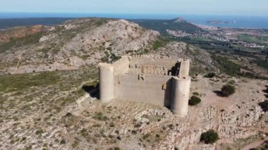 Torroella de Montgri, İspanya, 17 Mart 2024. Castell del Montgri de Girona insansız hava aracı görüntüsü