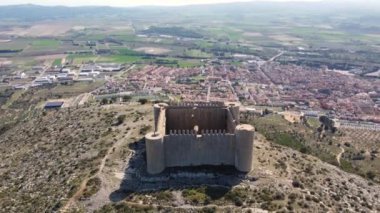 Torroella de Montgri, İspanya, 17 Mart 2024. Castell del Montgri de Girona insansız hava aracı görüntüsü