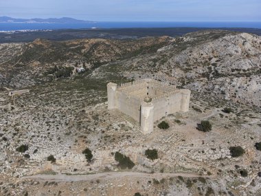 Torroella de Montgri, İspanya, 17 Mart 2024. Castell del Montgri de Girona insansız hava aracı görüntüsü