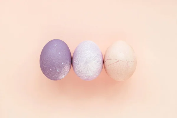 Τρία Παστέλ Χρωματιστά Πασχαλινά Αυγά Ροδακινί Φόντο Κορυφαία Άποψη Φωτογραφία Αρχείου