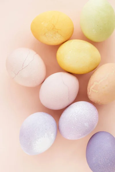 天然垂死的复活节彩蛋 背景为桃色 复活节贺卡 图库照片