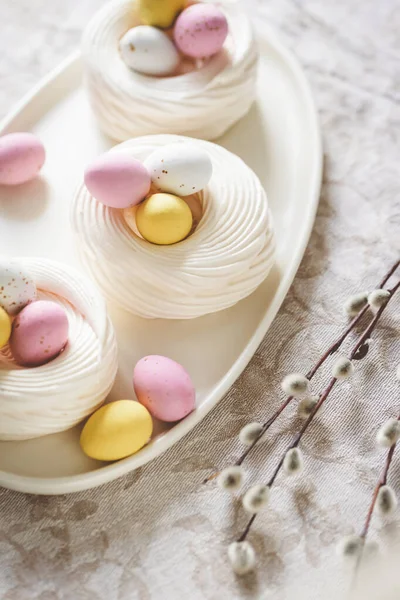 Easter Meringue Nests Colorful Sweet Eggs Plate Decorated Willow Twigs lizenzfreie Stockfotos
