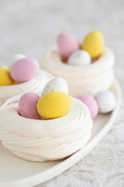 Easter Meringue Nests Colorful Sweet Eggs Plate Easter Dessert Closeup 免版税图库图片