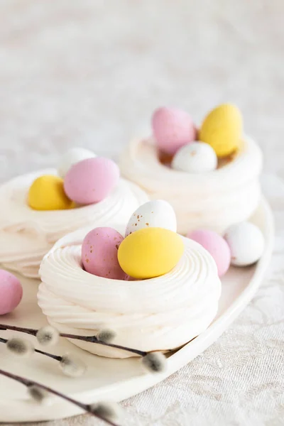 Πασχαλινή Μαρέγκα Φωλιάζει Πολύχρωμα Γλυκά Αυγά Κοντινό Πασχαλινό Επιδόρπιο Royalty Free Εικόνες Αρχείου