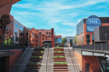 Polonya, Gdansk 'ın hava görüntüsü. Arka planda mavi gökyüzü olan modern binalar ve merdivenler, şehir mimarisi ve şehir manzarasını gözler önüne seriyor..