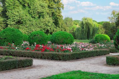 Bu çarpıcı park dinlenmek ve doğanın tadını çıkarmak için mükemmel bir yer. Bereketli yeşil ağaçlar, renkli çiçekler ve sakin bir atmosfer burayı yerel halk ve turistler için popüler bir yer haline getiriyor..