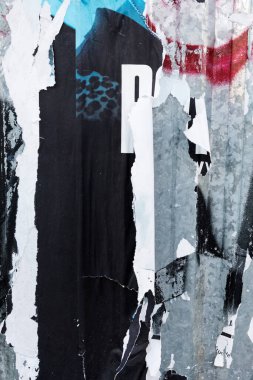 Yırtılmış siyah beyaz kağıt doku ve mavi aksanlı. Grunge kaba sokak posteri. Yırtık kenarlı eski, kirli bir arka plan. Yıpranmış kağıt pankart dokusu.