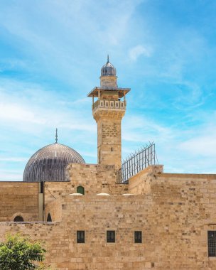 Eski cami karmaşık detaylara sahip ve büyük taş duvarlarla çevrili. Gökyüzü birkaç ince bulutla aydınlık ve berrak. Seyahat, tarih ya da dini kavramlar için harika bir imaj..
