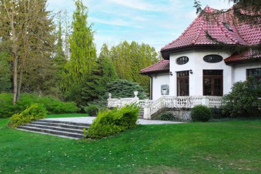 Parlak kırmızı çatısı, zarif beyaz duvarları, güzel bahçesi ve rahat terası olan Avrupa tarzı büyüleyici bir ev. Aileler için ideal ya da güzel bir ev arayanlar için..