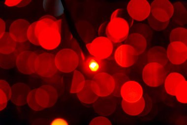 Parıldayan kırmızı ışıklar canlı bir ortamda sıcak ve büyüleyici bir atmosfer yaratır. Yumuşak parıltı şenlik havasını artırır, akşam saatlerinde neşe ve kutlama getirir..