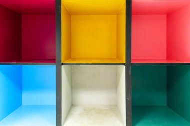 Pembe, sarı, kırmızı, mavi, beyaz, yeşil tonlarda parlak renkli kutular görsel bir ekran oluşturur. Boş alanlar, minimalist bir zemin üzerine kurulmuş merak ve yaratıcılığa davetiye çıkarır..