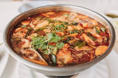 Tom Yam Ta Lay veya Tom Yam Deniz Ürünleri. Sahilde popüler sıcak ve baharatlı Tayland yemekleri.