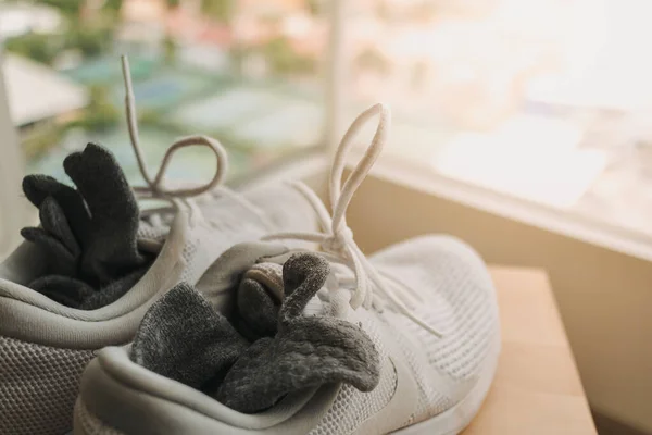 Sepatu Lari Dikeringkan Kursi Kayu Oleh Jendela Setelah Latihan — Stok Foto