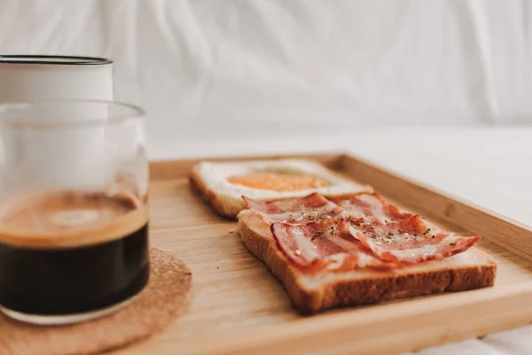 Easy Simple Breakfast Set Bacon Sandwich Served Black Coffee Bed — Zdjęcie stockowe