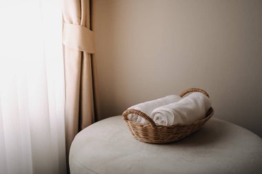 Otel odasının sepetine güzelce sarılmış havlular..