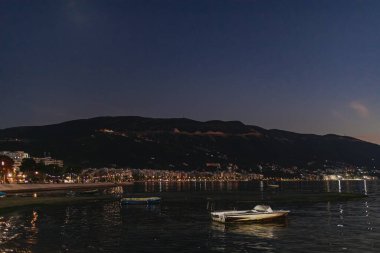 Arnavutluk 'un Vlore kentinde güzel midye gün batımı okyanusu.