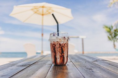 Plajın yanındaki kafede servis edilen buzlu çikolatalı içecek..