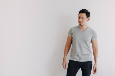 Hayal kırıklığına uğramış Asyalı adamın tam portresi boş alana bakıyor..