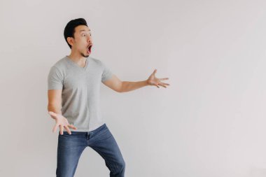 Komik. Beyaz tenli Asyalı bir adamın vücut portresi..