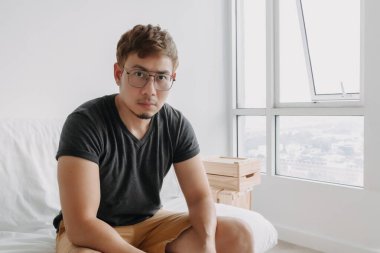 Yalnız Asyalı bir adam dairesinde tek başına oturuyor. Depresyon kavramı.