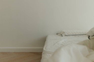 Sabahın ilk ışıklarıyla boş alanlı rahat yatak odası..