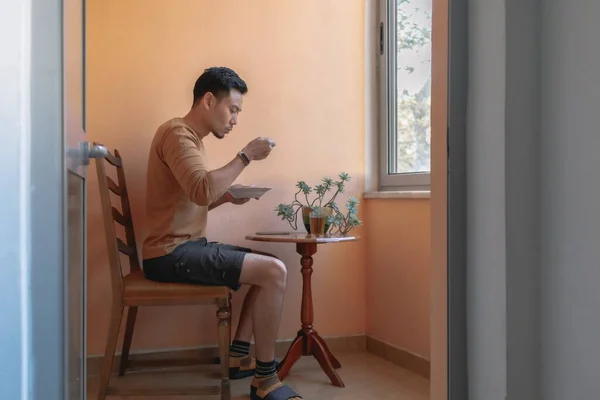Pria Asia Sarapan Sup Teras Oleh Jendela — Stok Foto