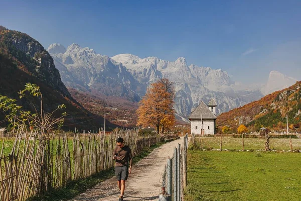 Tourist Walking Sightseeing European Rural Village Church Alps — Photo
