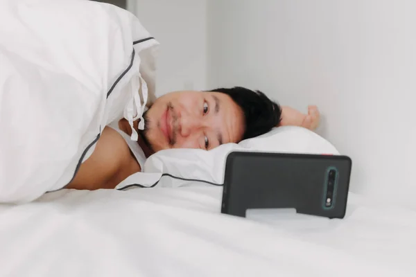 Asiático Homem Vídeo Chamada Durante Noite Dormindo Sua Cama Noite — Fotografia de Stock