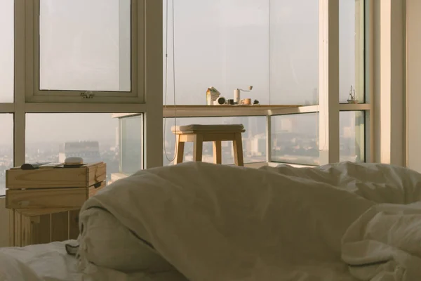 小さな寝室のアパートでムーディー暖かい朝 — ストック写真