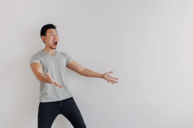 Asyalı bir adamın beyaz üzerine izole edilmiş boş bir alana bakışının tam portresi..