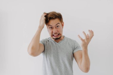 Kızgın ve üzgün Asyalı adam beyaz saç rengiyle etkileyici değil..