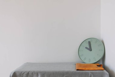 Döküman ve saat boş alanlı masanın üzerinde. Çalışma ve zaman kavramı.