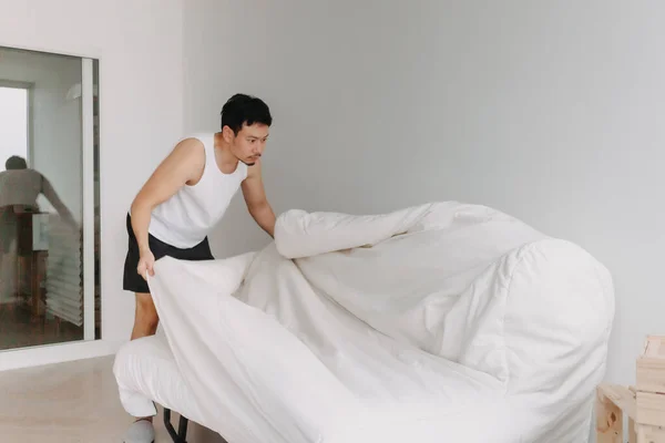 Азиатский Мужчина Белой Майке Делает Кровать Складывающейся Диван Высокое Качество — стоковое фото
