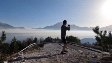 Arnavutluk 'taki Bulkanlar dağ zirvelerinin fotoğrafını çeken Asyalı gezgin.