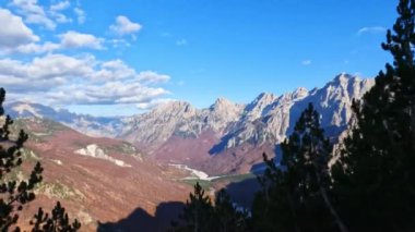 Arnavutluk Valbona Vadisi 'nde Asyalı adam Valbona Geçidi' nde tek başına yürüyüş yapıyor.