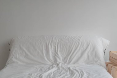 Minimum daire odasındaki boş beyaz kanepe. Boşluk kavramı.