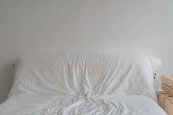 空荡荡的白色沙发在最小的公寓房间 空虚的概念 — 图库照片