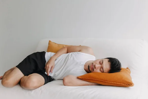 Asiático Hombre Descansando Sofá Tarde Como Cansado — Foto de Stock