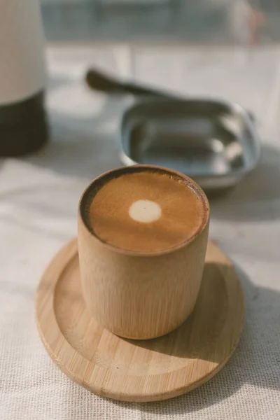 Tutup Dari Kopi Espresso Yang Ditekan Atas Meja Dengan Jendela — Stok Foto