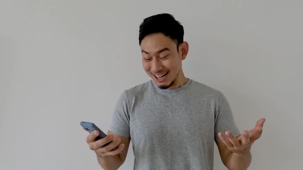 Wow Surprise Face Asian Man Use Smartphone Copy Space Advertisement — Stock Video