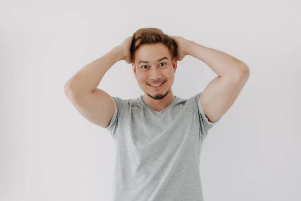 アジア人男性で灰色のTシャツ幸せな彼の染め髪で白い上に隔離 — ストック写真