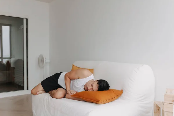 Ásia Homem Descansando Sofá Tarde Como Ele Cansado — Fotografia de Stock