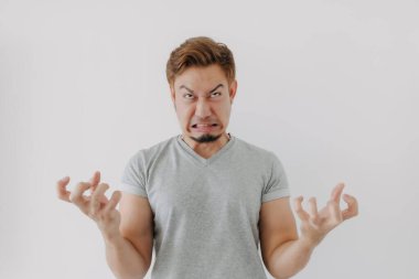 Kızgın ve üzgün Asyalı adam beyaz saç rengiyle etkileyici değil..