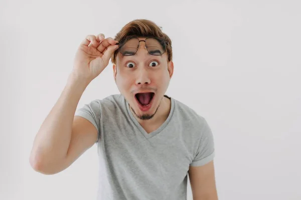 Wow Asijské Tvář Muže Brýlích Barvené Vlasy Izolované Bílém — Stock fotografie